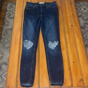 Free People ladies distressed medium wash skinny jeans. Size 27.